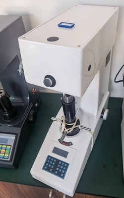 Durómetro micro de Vickers Digitaces del OEM, probador manual de la dureza de Vickers de la torreta