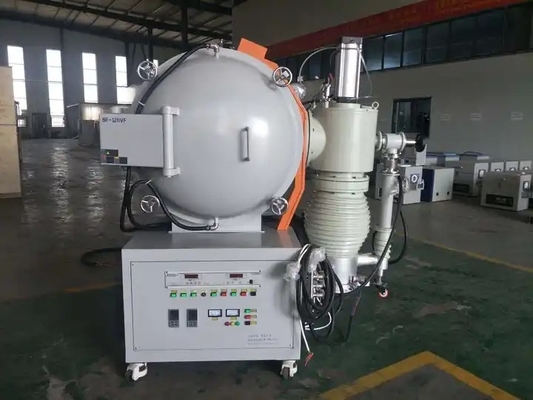 Un horno del vacío usado en una fábrica para las piezas de metal de la sinterización en la temperatura alta