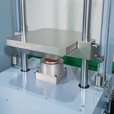 La máquina de prueba mecánica de la vibración del impacto usada para simula el ambiente del impacto