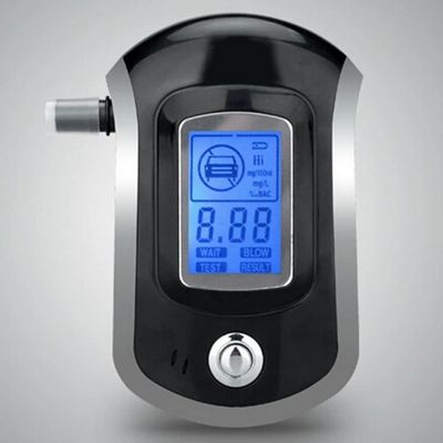El LCD exhibe el alcoholímetro rápido de la respiración del análisis con la boquilla
